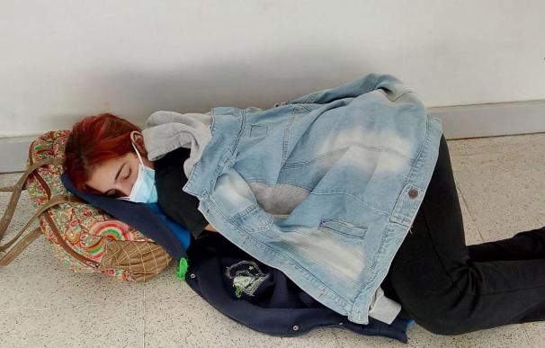 Muere por Covid una joven que esperó en el suelo en un hospital argentino