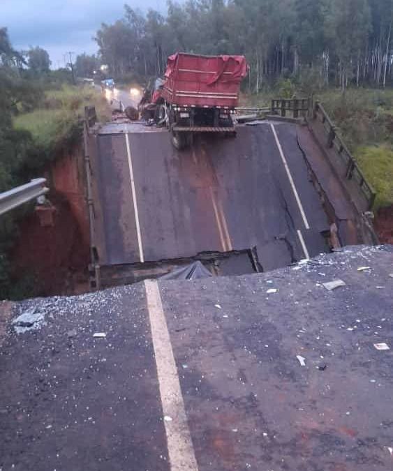 Dos muertos y una desaparecida por caída de puente en San Pedro