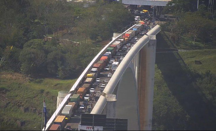 Puente con Brasil, saturado de camiones