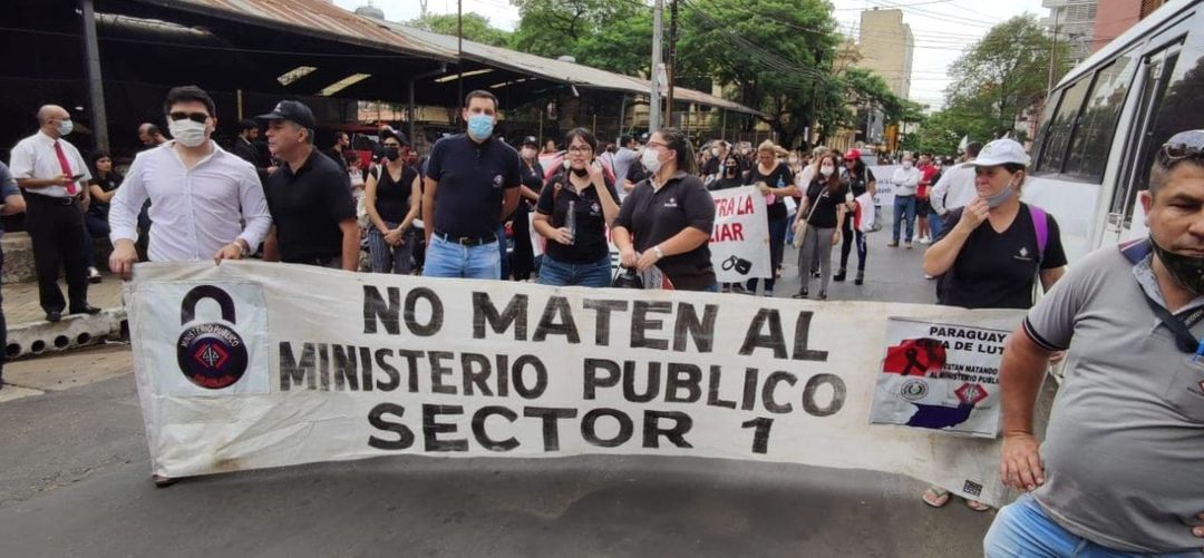 Funcionarios de Fiscalía protestan contra recorte y exigen reposición de recursos