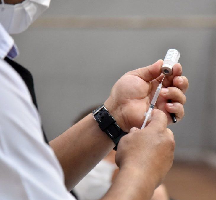 De suplicar vacunas, a tirar al tacho miles de dosis anti-Covid
