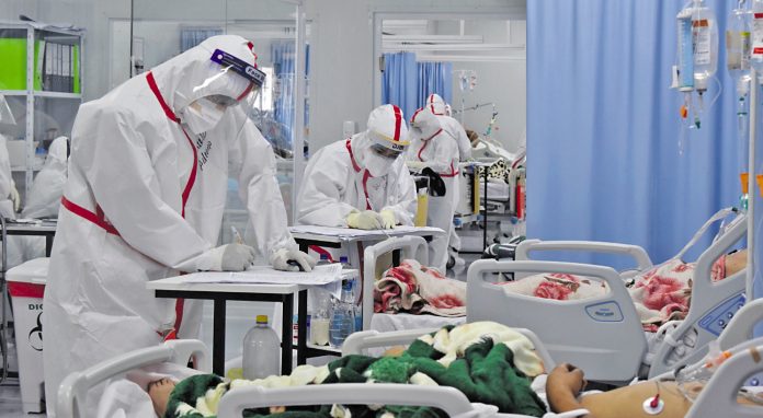 Salas comunes de hospital integrado se llenaron de pacientes con Covid.