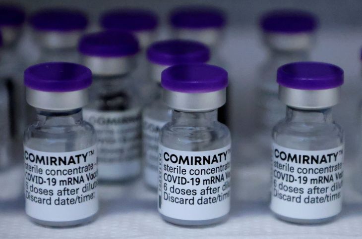 Pfizer afirma que tres dosis de su vacuna neutralizan a nueva variante