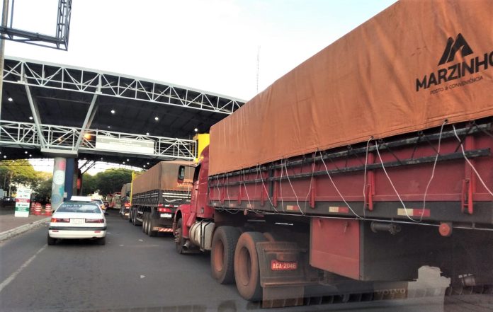 Camioneros PROTESTAN por lento control de brasileños, que genera CAOS en la FRONTERA