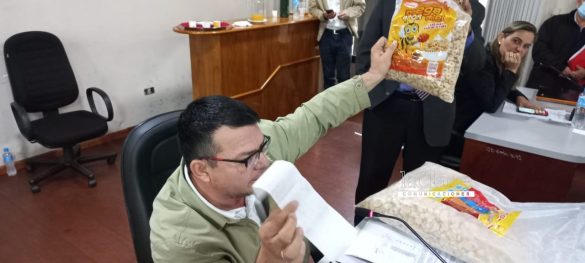 Carlos Mora hizo estas declaraciones al exhibir facturas y paquetes de cereales que él mismo compró a G. 15.700 el kilo.