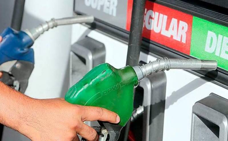 ECONOMÍA: Emblemas reducen G. 150 sus naftas y dejan a Petropar «fuera de juego»