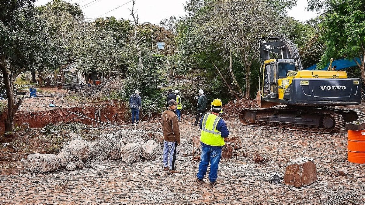 LOCALES: Ante peligro de derrumbe demuelen puente para construir otra pasarela