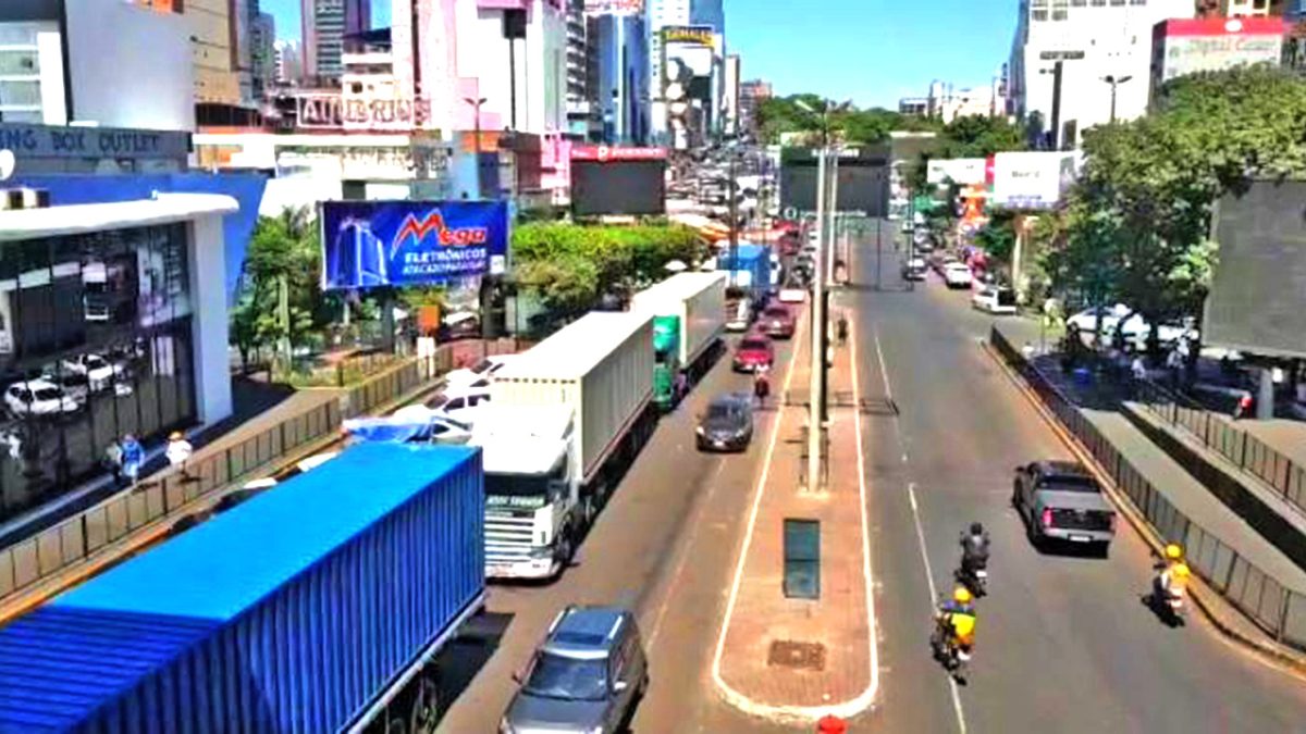 CDE: Multarán a camioneros que estacionan en doble fila sobre la Ruta PY02