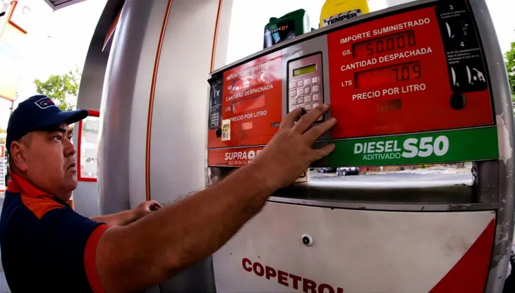 ECONOMÍA: Emblemas descartan reducción de precios de los combustibles