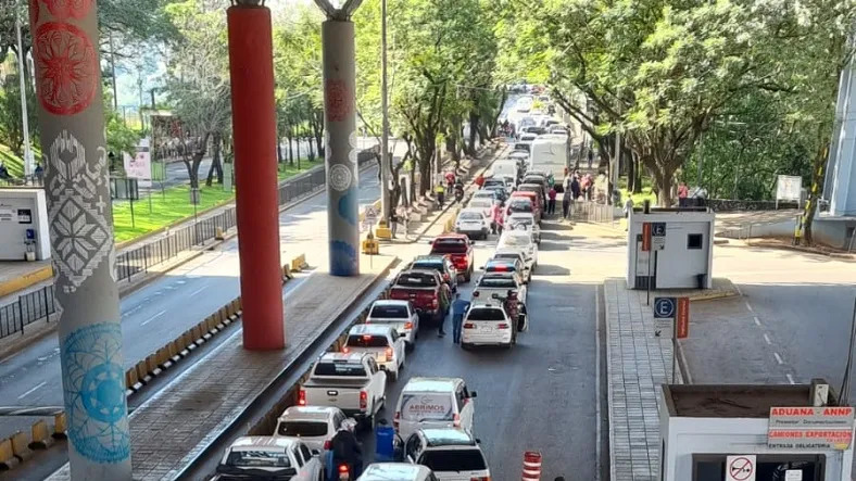 ECONOMÍA: Incrementa la cantidad de vehículos que cruzan al Brasil para comprar combustible