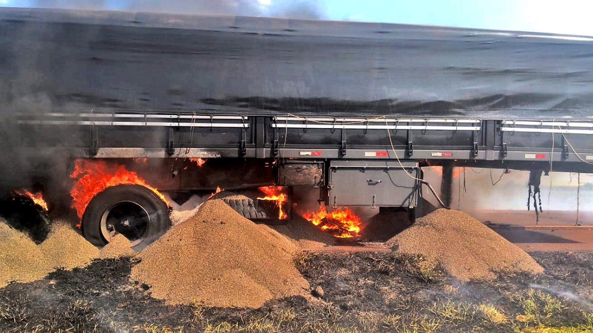 SUCESOS: Camión se incendia con 31 mil kilos de fertilizantes calcáreo sobre Ruta PY07