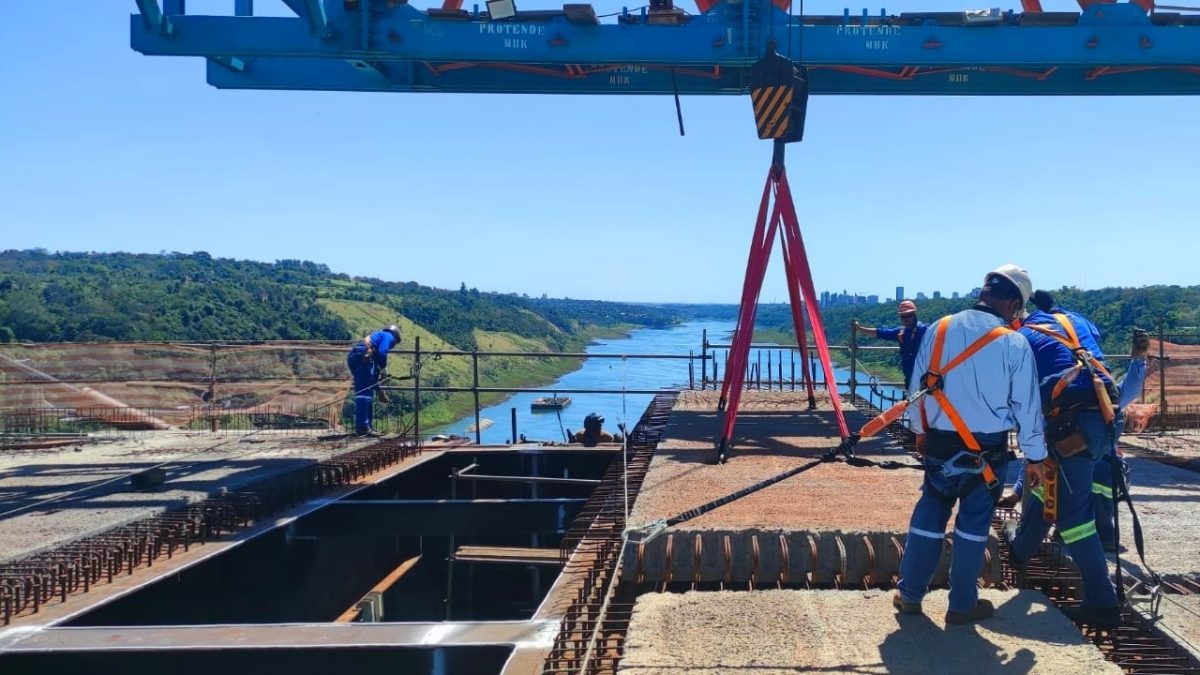 ECONOMÍA: Calzada del Puente de la Integración ya cuenta con el total de losetas de hormigón previstas