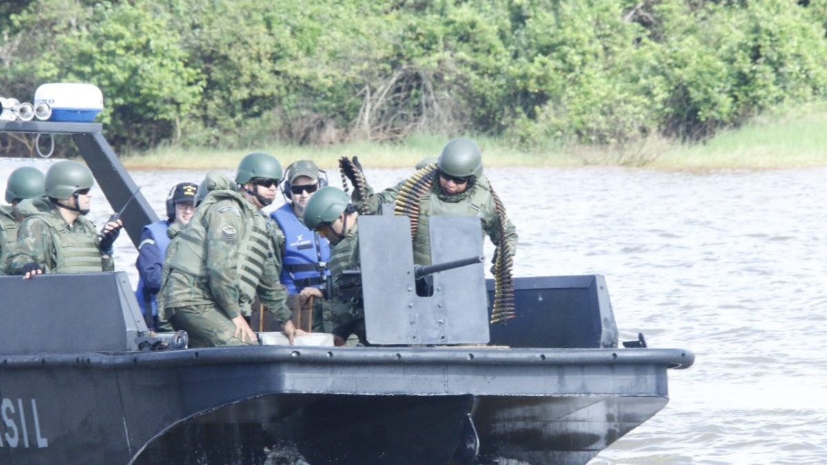 SUCESOS: Armada BRASILEÑA realiza operación de GUERRA en Lago de Itaipú para frenar CONTRABANDO de CIGARRILLO