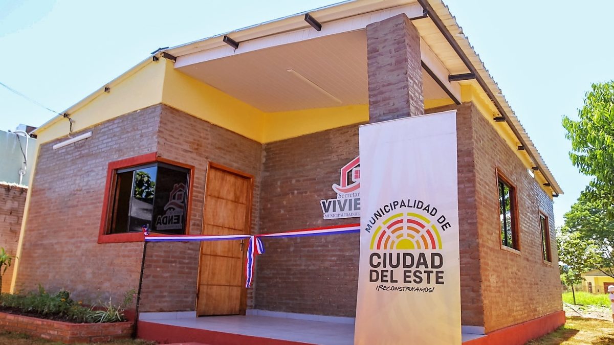 LOCALES: Municipalidad de CDE inaugura la primera vivienda construida con ladrillos ecológicos