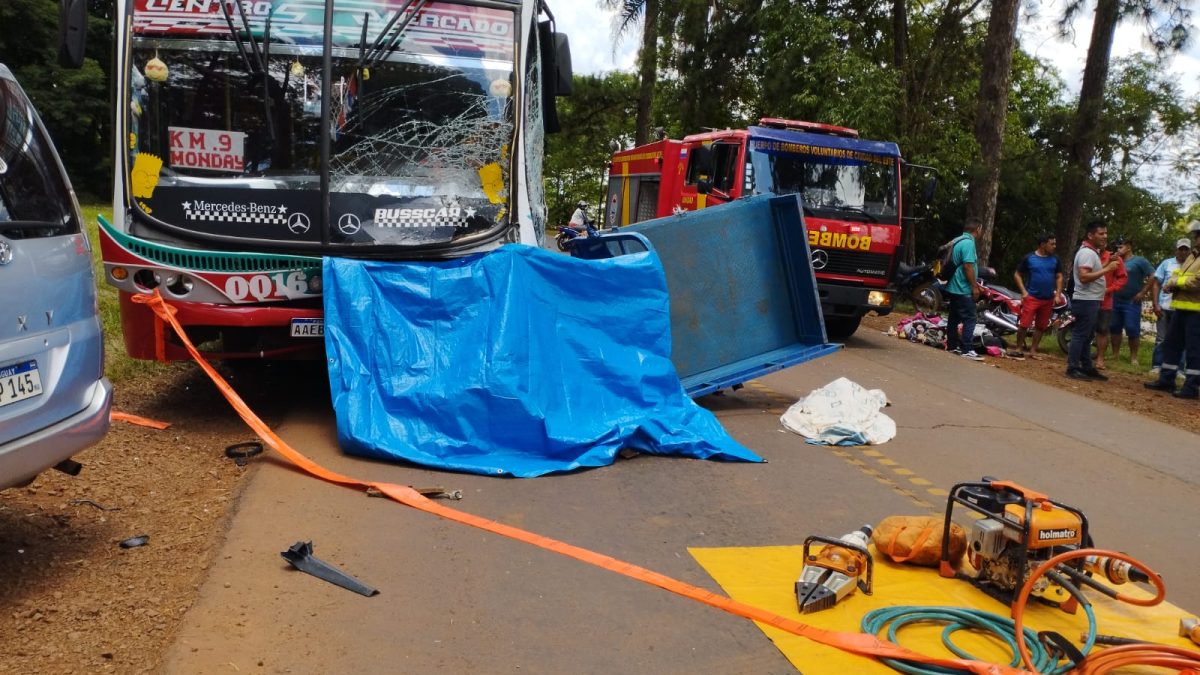 SUCESOS: TRES muertos y un herido en violento choque de motocarro contra bus, en km 10 de cde