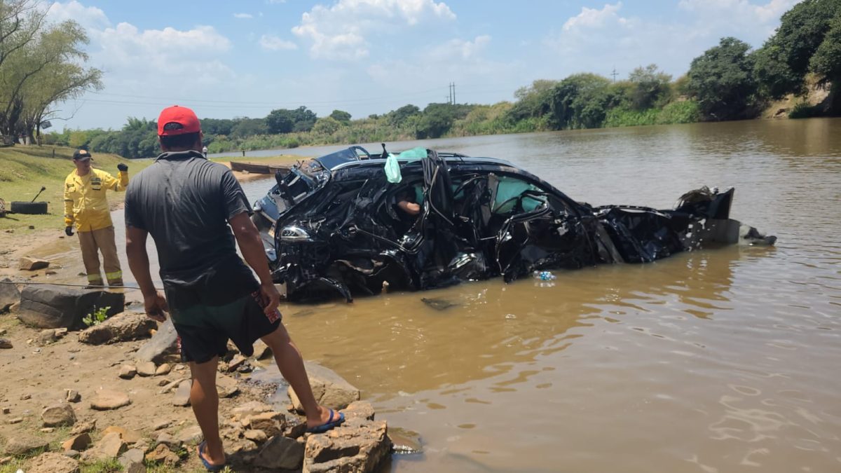 SUCESOS: Tres fallecidos en grave accidente en el puente sobre río Tebicuary