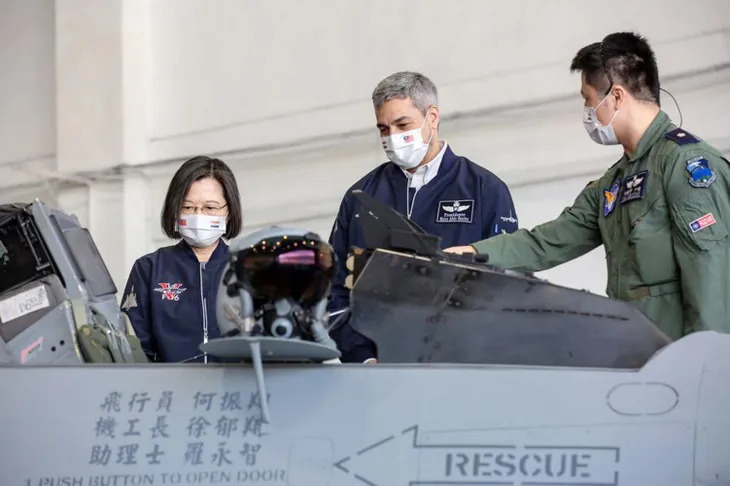 POLÍTICA: Marito recorrió  base aérea  y hoy visita a  becarios en Taiwán