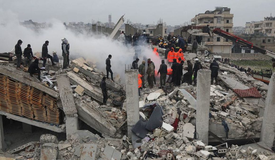 MUNDO: Más de 4.300 muertos en Turquía y Siria por devastadores terremotos