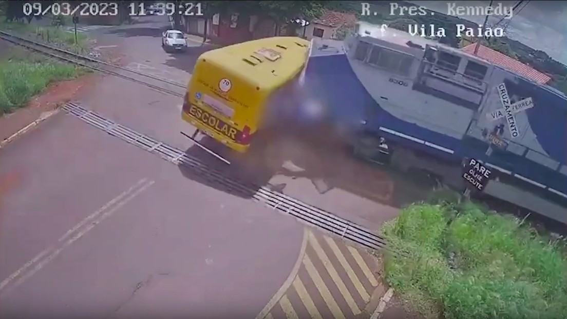 INTERNACIONALES: VIDEO- Autobús de colegio de educación especial es embestido por un tren en Brasil