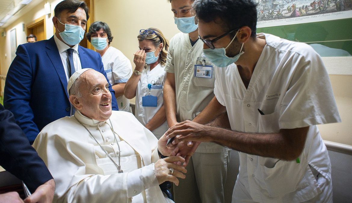INTERNACIONALES: El papa sale del hospital tras su operación de abdomen