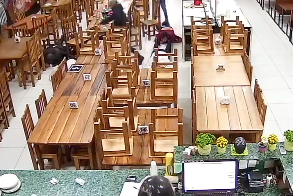 LOCALES: Banda de asaltantes roba G. 15 millones y celulares durante atraco a una pizzería